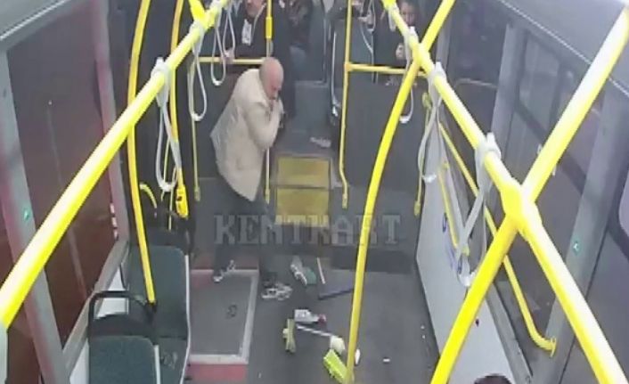 2’si çocuk 9 kişinin yaralandığı kaza anı kamerada