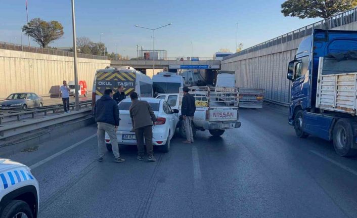 5 aracın karıştığı zincirleme trafik kazasında 1 kişi yaralandı