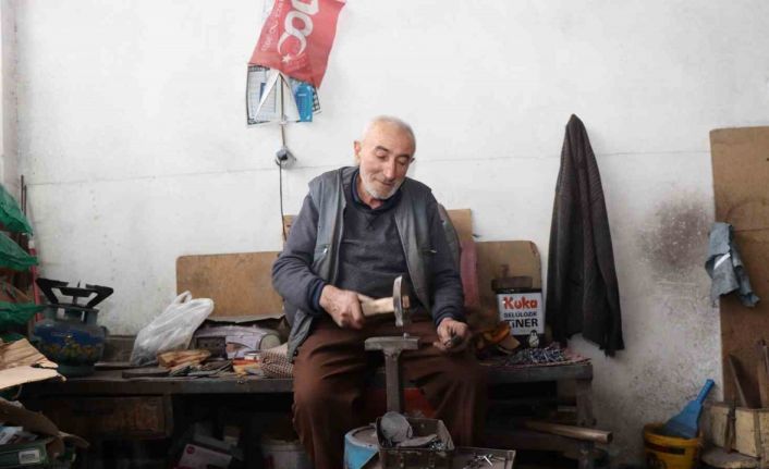 65 yıldır demire tav veriyor, nal ve mıh yapıyor