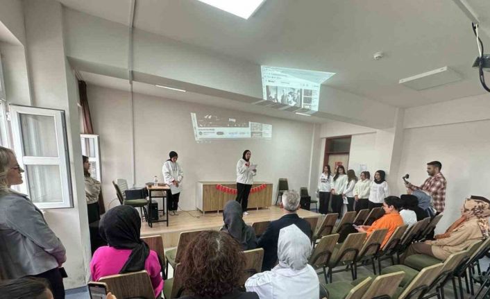 Afyonkarahisar Zübeyde Hanım Kız Meslek Lisesi öğrencilerinden işaret diliyle anlamlı kutlama