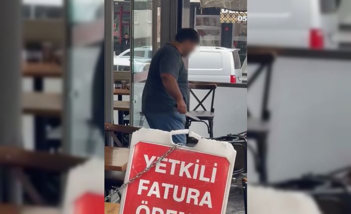 Akli dengesi yerinde olmayan adam annesini darp etti, polise bıçak çekti