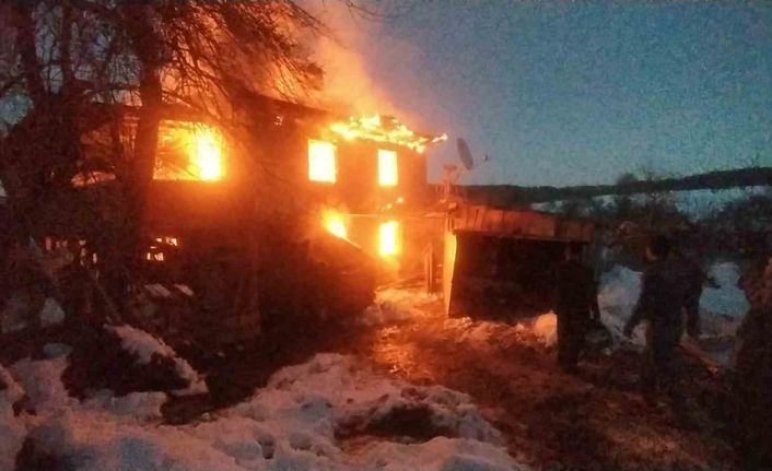 Alevlere teslim olan 2 katlı ev kül oldu