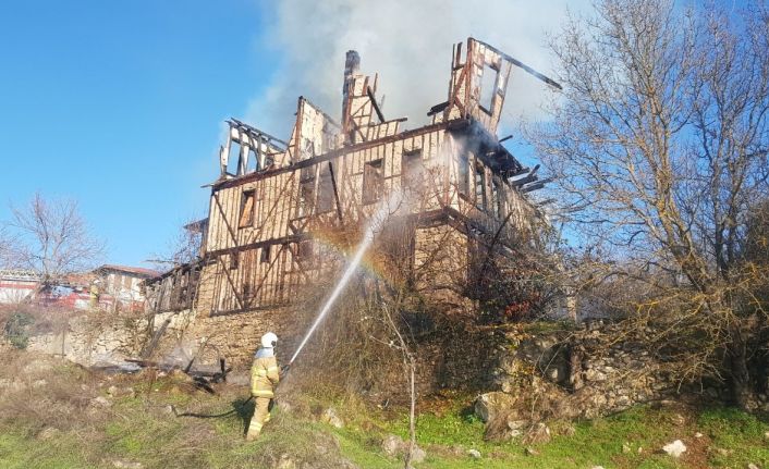 Alevlere teslim olan 350 yıllık konaktan geriye harabesi kaldı