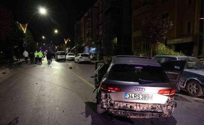 Alkollü sürücü 4 araca çarparak durabildi: O anlar güvenlik kameralarına yansını