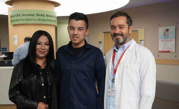 Annesinin yıllardır ’dik dur’ dediği genç, 3 saatte 5 santim uzadı