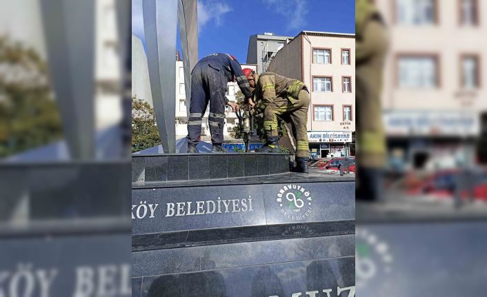 Arnavutköy’de bir çocuk düşürdüğü parasını almak için girdiği anıtta mahsur kaldı