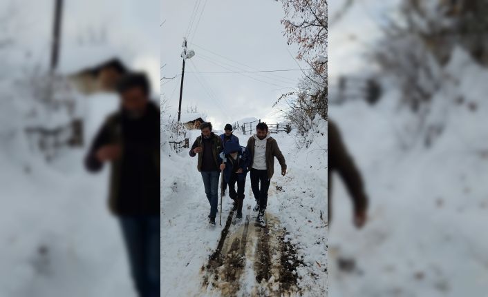 Artvin’de sağlık ekipleri karla kaplı yolları aşarak hastaya ulaştı