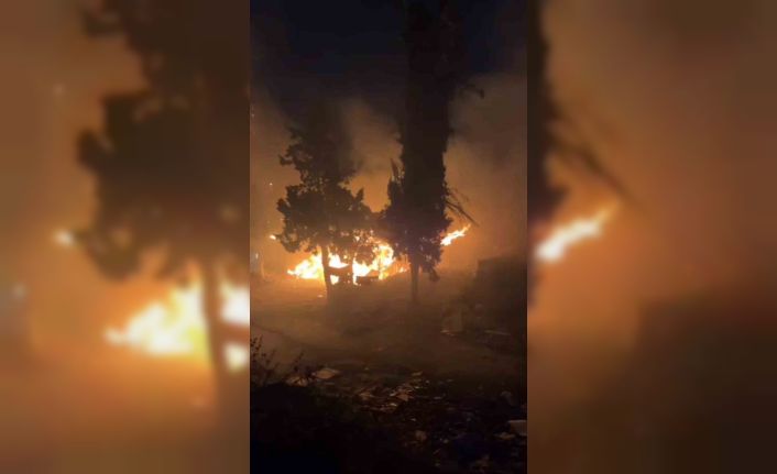 Ataşehir’de gecekondu alev alev yandı