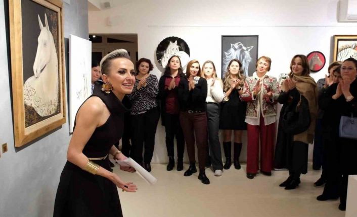 Atların enerjisi bu sergide tuvale yansıdı