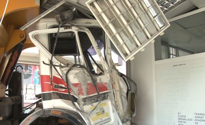 Avcılar’da freni boşalan hafriyat kamyonu önce bir araca çarptı ardından emlak dükkanına girdi