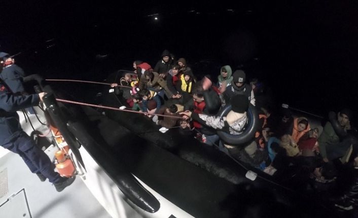 Ayvacık açıklarında lastik botları arıza yapan ve sürüklenen 57 kaçak göçmen kurtarıldı