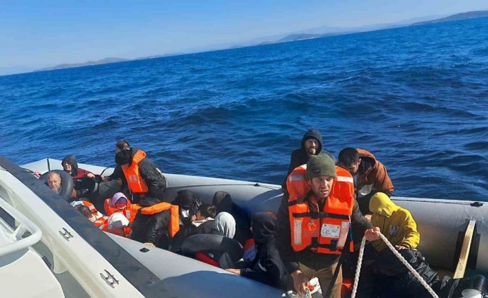 Ayvalık açıklarında lastik bot içinde 10’u çocuk 18 düzensiz göçmen kurtarıldı