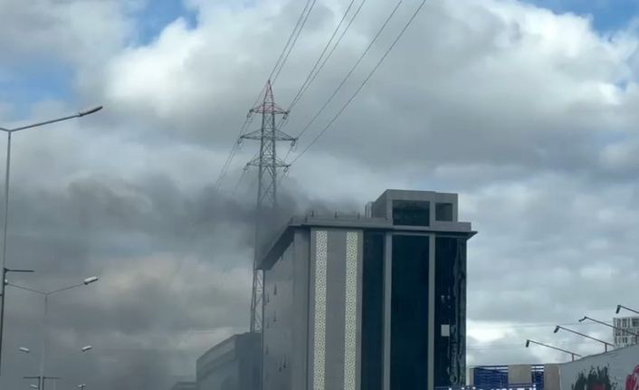 Bahçelievler’de bir özel okulda bilinmeyen bir nedenle yangın çıktı. Olay yerine çok sayıda itfaiye ekibi sevk edildi.