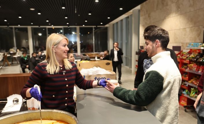 Başkan Doğan sıcak çorba ikramı ile öğrencilerin içini ısıtıyor