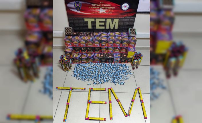 Batman’da bir araçta yüklü miktarda havai fişek ve patlayıcı ele geçirildi