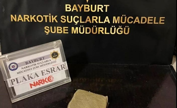 Bayburt’ta bir miktar esrar ve uyuşturucu hapla yakalanan 2 kişiye adli işlem yapıldı