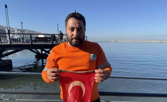 Belediye personeli denize düşen Türk bayrağı için buz gibi suya girdi