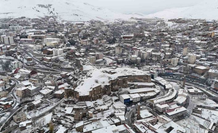 Bitlis’te eğitim öğretime kar engeli