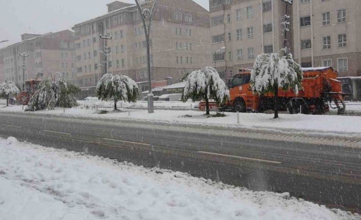 Bitlis’te kar yağışı: 84 köy yolu ulaşıma kapandı