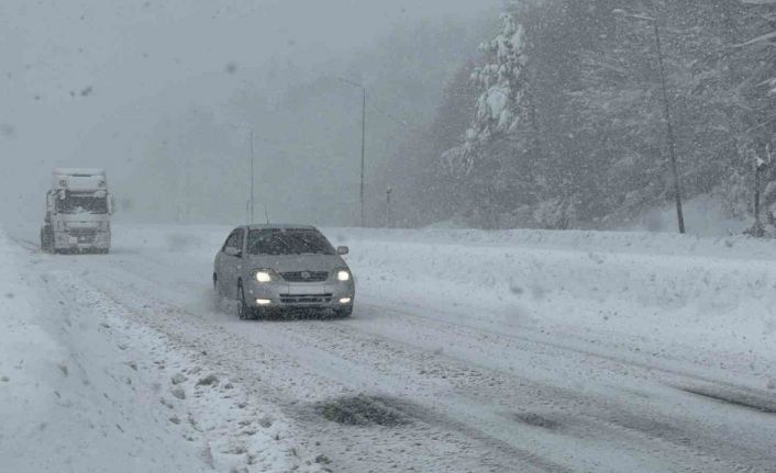 Bolu Dağı’nda kar yağışı etkili oluyor: Kar kalınlığı 75 santimetreyi aştı