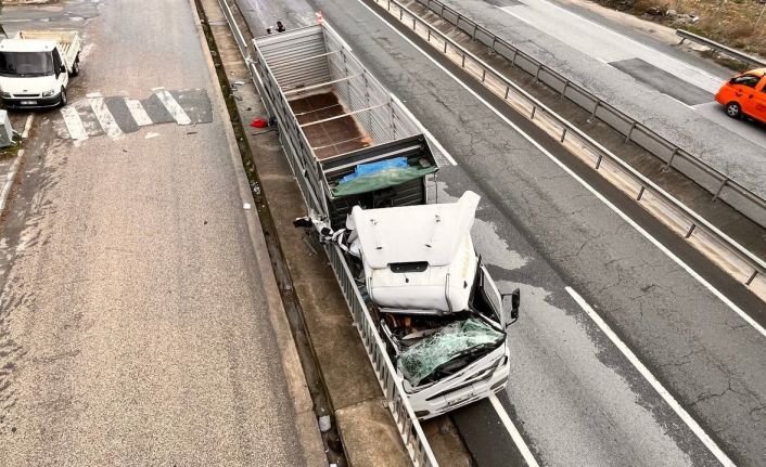 Böyle kaza görülmedi: Kamyonun sıkıştırıp yoldan çıkarttığı tır, beton bariyerlere çarptı
