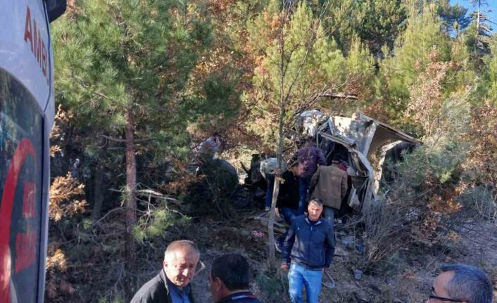 Burdur’da freni patlayıp şarampole uçan hafriyat kamyonu hurdaya döndü: 1 ağır yaralı