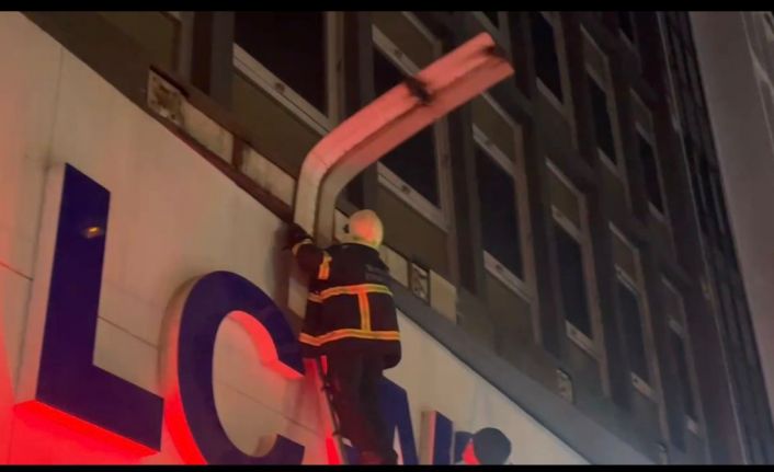 Bursa’da şiddetli lodos hayatı felç etti: Tabelalar uçtu, ağaçların dalları kırıldı