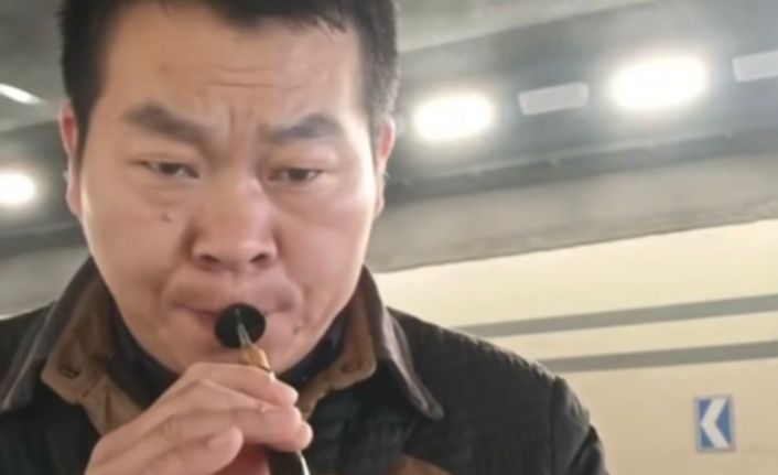 Çinlinin yol kenarında zurna çalmasının sebebi ortaya çıktı: Aşk acısı değil hobisi