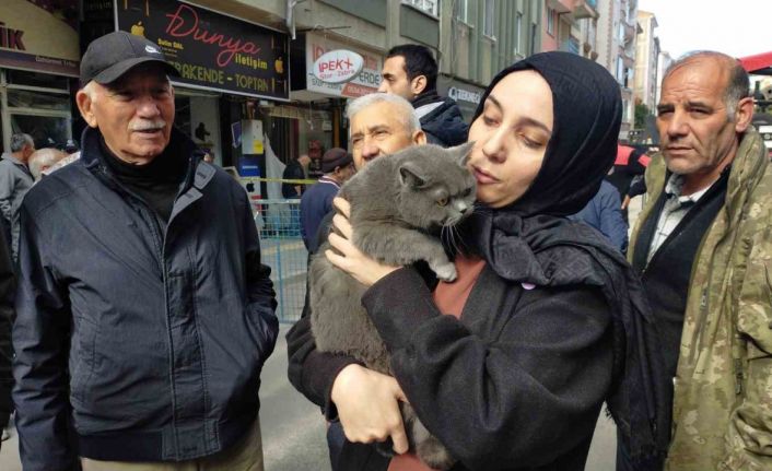 Çorum’daki doğal gaz patlaması sebebiyle evde mahsur kalan kedisine 1 gün sonra kavuşabildi