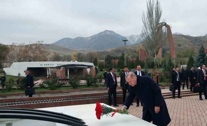 Cumhurbaşkanı Erdoğan, Kırgızistan’da Ata Beyit Anıtı’nı ve Cengiz Aytmatov’un kabrini ziyaret etti