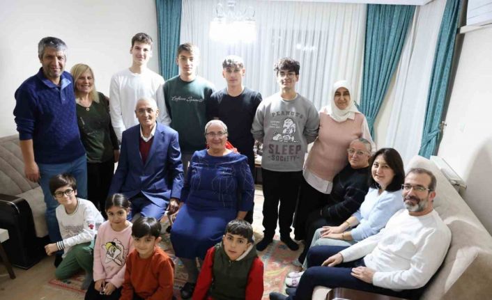 Cumhuriyet İlkokulu ‘I’ Şubesi Hakkı Öğretmen’in hakkını ödeyebilmek için bir araya geldi