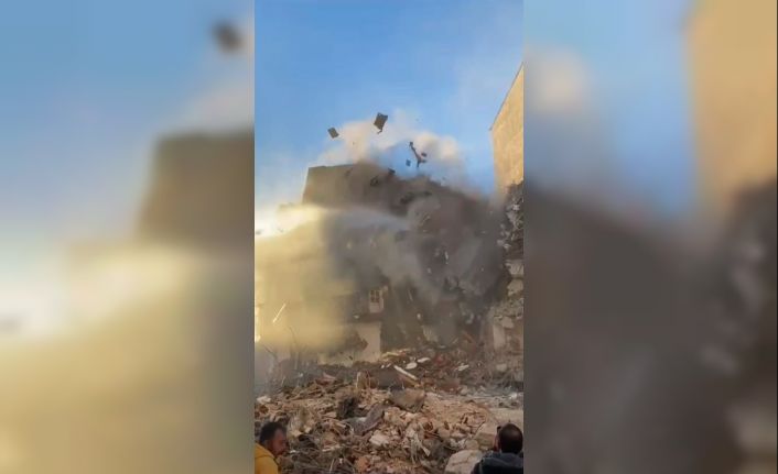 Depremde ağır hasar alan 7 katlı bina tek dokunuşla yerle bir oldu