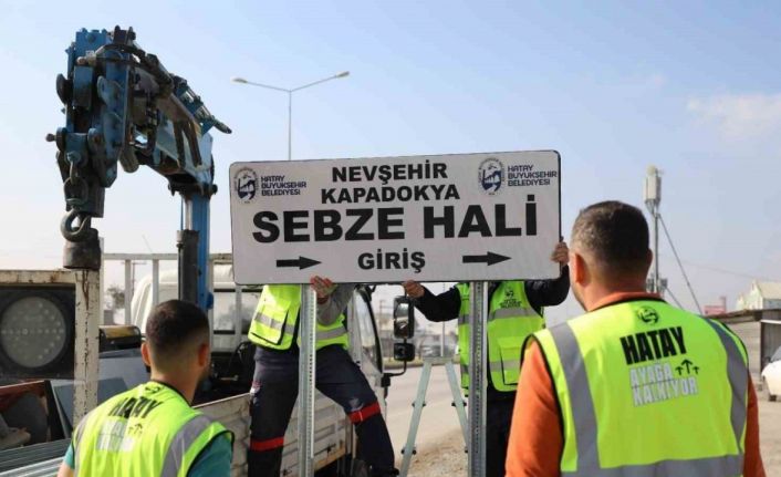 Depremin ardından oluşan adres belirsizliği yenilenen tabelalarla ortadan kalkıyor