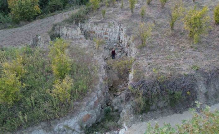 Depremin ikiye böldüğü tarladaki 4 metre derinliğe sahip devasa yarık görüntüsüyle ürkütüyor
