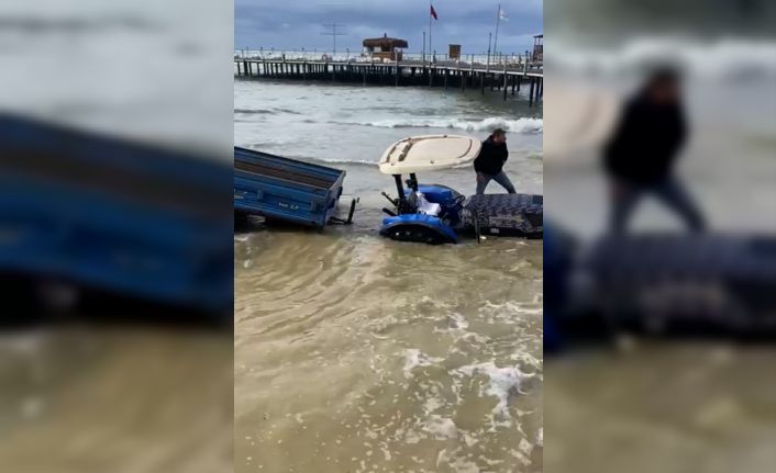 Dere yatağı derinleşti, mahsur kalan traktör iş makinesiyle çıkarıldı