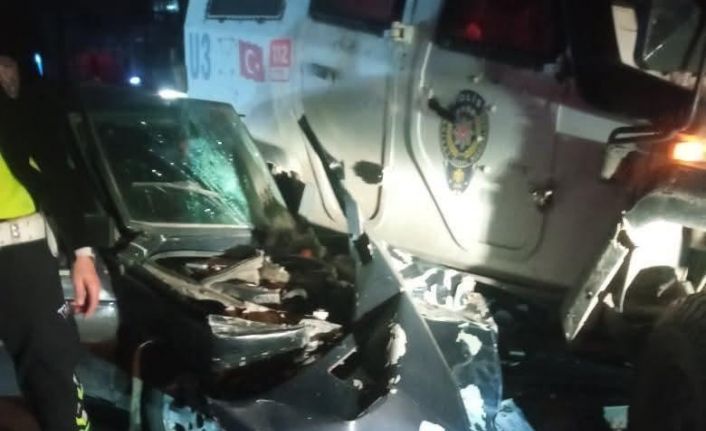 Diyarbakır’da otomobil polis aracına çarptı: 3 yaralı