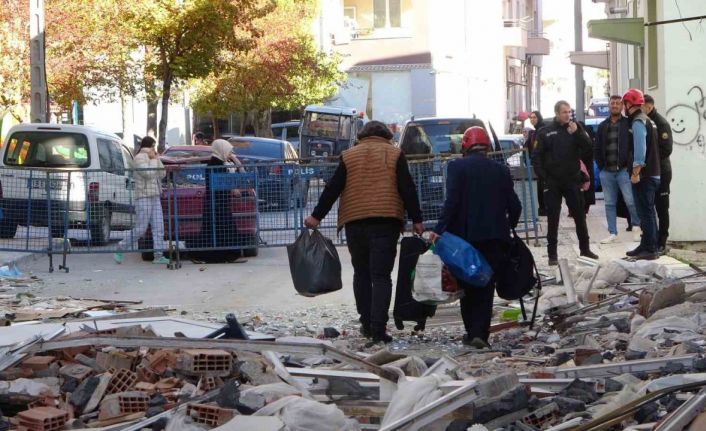 Doğalgaz patlamasında hasar gören evlerinden eşyalarını 4 gün sonra alabildiler