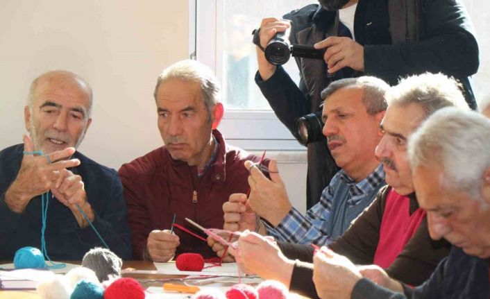 EBYÜ Tazelenme Üniversitesi’nde örgü dersi alan 60 yaş üstü erkek öğrenciler renkli görüntüler oluşturdu