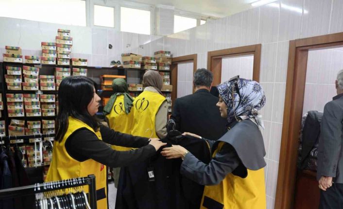 Eğitimcilerin ‘İnci projesi’ ile 5 bin 400 yetim ve öksüz öğrencinin yanı sıra ihtiyaç sahiplerine yardım ulaştırılıyor