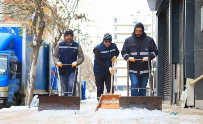 Elazığ Belediyesi, şehrin dört bir yanında karla mücadele çalışması yürütüyor