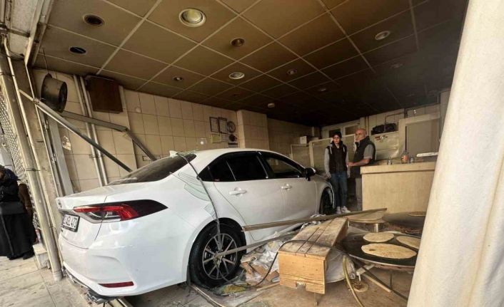 Elazığ’da inanılmaz kaza: 3 araç çarpıştı, bir araç yufka dükkanına girdi, yaralanan olmadı