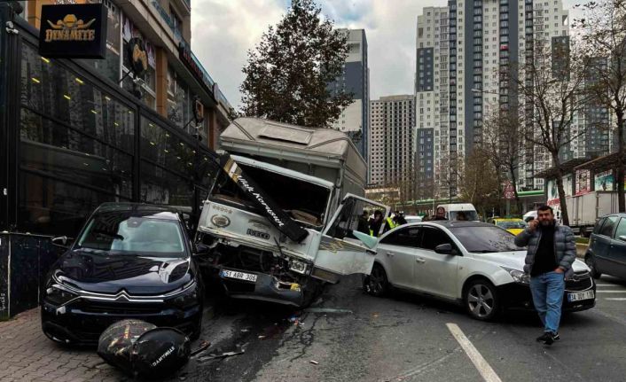 Esenyurt’ta freni boşalan kamyonet 5 araca çarparak durabildi: O anlar kamerada