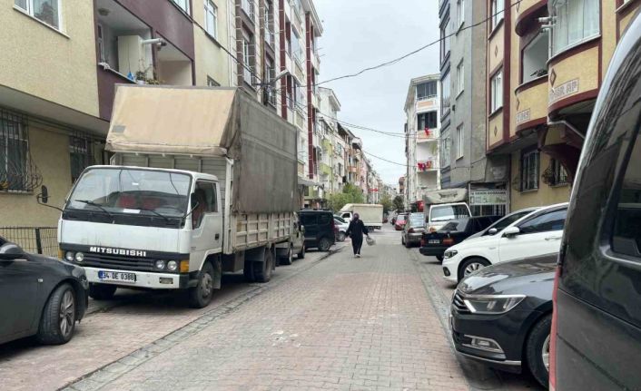 Esenyurt’ta iki komşu arasında park yeri kavgası: Demir çubukla aracın camlarını kırdı