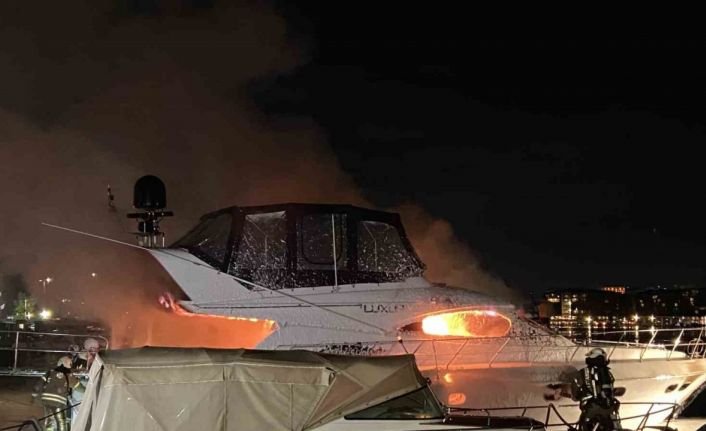 Fatih’te yangın: Balat sahilinde 18 metrelik lüks yat alev alev yandı