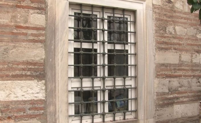 Fatih’teki 439 yıllık Mehmed Ağa Camii’ne plastik pencere takıldı, tarihi külliyenin hamamı harabeye döndü