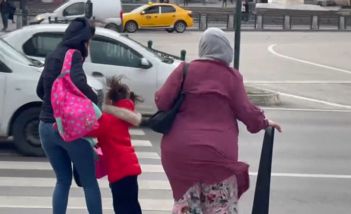Fırtına Bursa’da adeta insanları uçurdu, kadınlar ve çocuklar zor anlar yaşadı