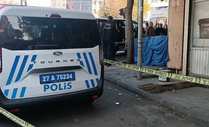 Gaziantep’te bir şahıs, sokak ortasında eşini öldürdükten sonra intihar ederek yaşamına son verdi.