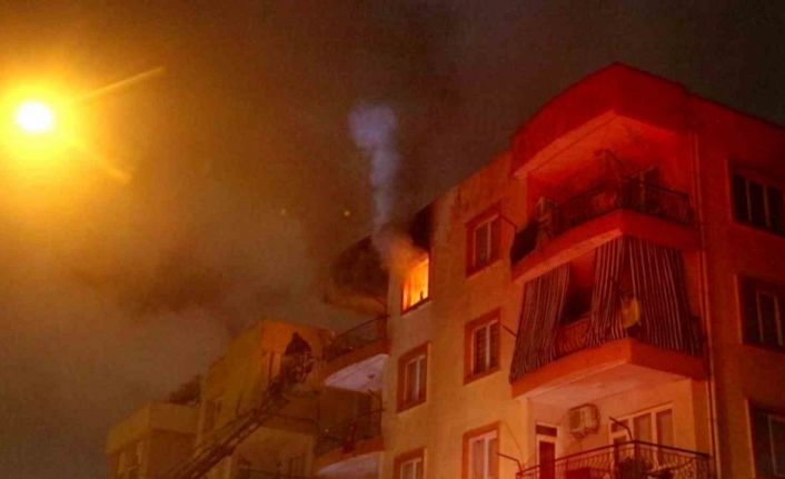 Gece saatlerinde çıkan yangın apartman sakinlerine korku dolu anlar yaşattı