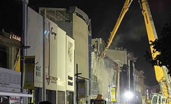 Güngören’de çöken binanın altında kalan işçiyi kurtarma çalışmaları 16 saattir sürüyor