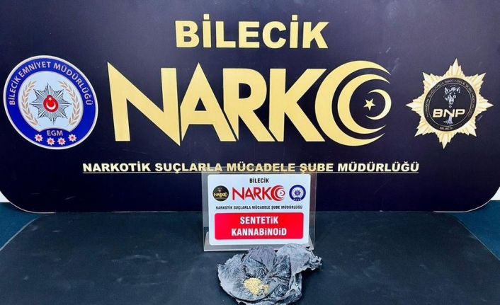 Hal ve tavırları şüphe çeken şahısların üzerinden uyuşturucu çıktı